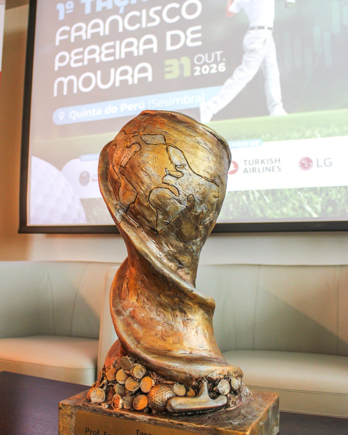 Taça Prof. Francisco Pereira de Moura, escultura de Ivone Gaipi
